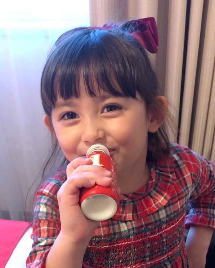 のインスタグラム：「常に冷蔵庫にストックしているくらい、家族みんなで愛飲しているR-1😋  そのR-1と東急REIホテルがコラボした「東急R-1ホテル」が期間限定で誕生したとの事で、一泊してきました💡  「体調管理を応援する」をコンセプトに掲げている通り、ドアを開けた瞬間から応援っぷりがガンガン伝わってくるR-1空間📣❗️ そして、巨大なR-1クッションにテンションぶち上がって突進する瑠花るか丸🏃🏻‍♀️😂💖 冷蔵庫の中には4種類のR-1ドリンクが用意されていて、着くなり早速飲んでリフレッシュできました🌿 他にも、ヨーグルト引換券やフットマッサージ、美顔器などなど、“あっ、嬉しい♡”が揃っていましたよ👏🏻  何かとバタバタする年末に向けて、益々体調管理に気をつけよう！と背中を押してくれるホテル💡 ビジネスや旅行などの際に是非利用してみては如何でしょう👍🏻🤓 @meiji_yogurt_r1 #pr#r1ヨーグルト#東急r1ホテル」