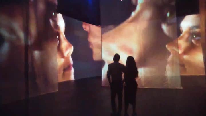 ジュリアナ・パエスのインスタグラム：「Vamos viajar no tempo, rever os momentos marcantes da teledramaturgia no Brasil e relembrar o que marcou nossa história? Orgulho fazer parte disso ao lado de colegas tão amados e talentosos… Nosso encontro tá marcado na próxima terça-feira, dia 21, durante o especial "70 Anos Esta Noite". Imperdível! Salva a data! ❤️」