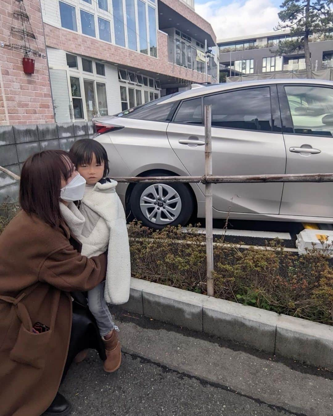 山川恵里佳さんのインスタグラム写真 - (山川恵里佳Instagram)「久しぶりに会えたミュージカル仲間💗  20年程前にミュージカル赤毛のアンで共演した さやちゃん @konsaya  はるみお姉さん @tatsutaharumi312  そして♡会いたかったよ♡はるみお姉さんの息子くん💗  久しぶりに会って懐かしい話たくさんして （息子くんとはポケモンとスポンジボブの話で盛り上がって😊） 近況報告しあって幸せな時間でした✨  あの時期一緒に頑張ってきたからこそ 時が経っても何も変わらず一緒に笑える☺️  最高です♡♡  息子くんに忘れられないようにぎゅーしてきた🥰  また会いに行く✨  さやちゃん、はるみお姉さん ありがとう♡♡」12月17日 22時09分 - erika_3_official