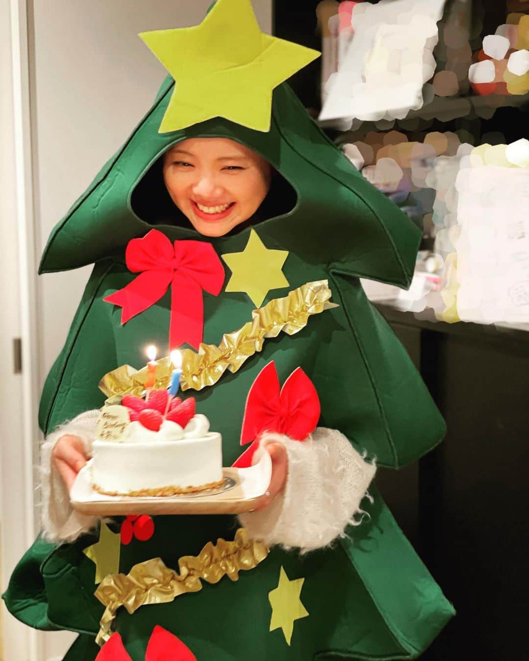 吉岡聖恵さんのインスタグラム写真 - (吉岡聖恵Instagram)「リーダー水野さん🌟 ３９才のお誕生日おめでとうございます😃✨✨✨  いつも頼もしいリーダーでいてくれてありがとう❗️ トークも得意で助かるありがとう❗️ 面白い癖たくさんでありがとう❗️  これからもよろしく〜😆❕❕  クリスマスにつき、どこからともなくキヨエツリー🎄も登場したんだよ🤣笑  いきものがかりチームでワイワイお祝い🎉✨✨✨  #クリスマスが近いですね #最近ハマってるツリー #私物です #キヨエツリー」12月17日 22時10分 - kiyoe_yoshioka_official