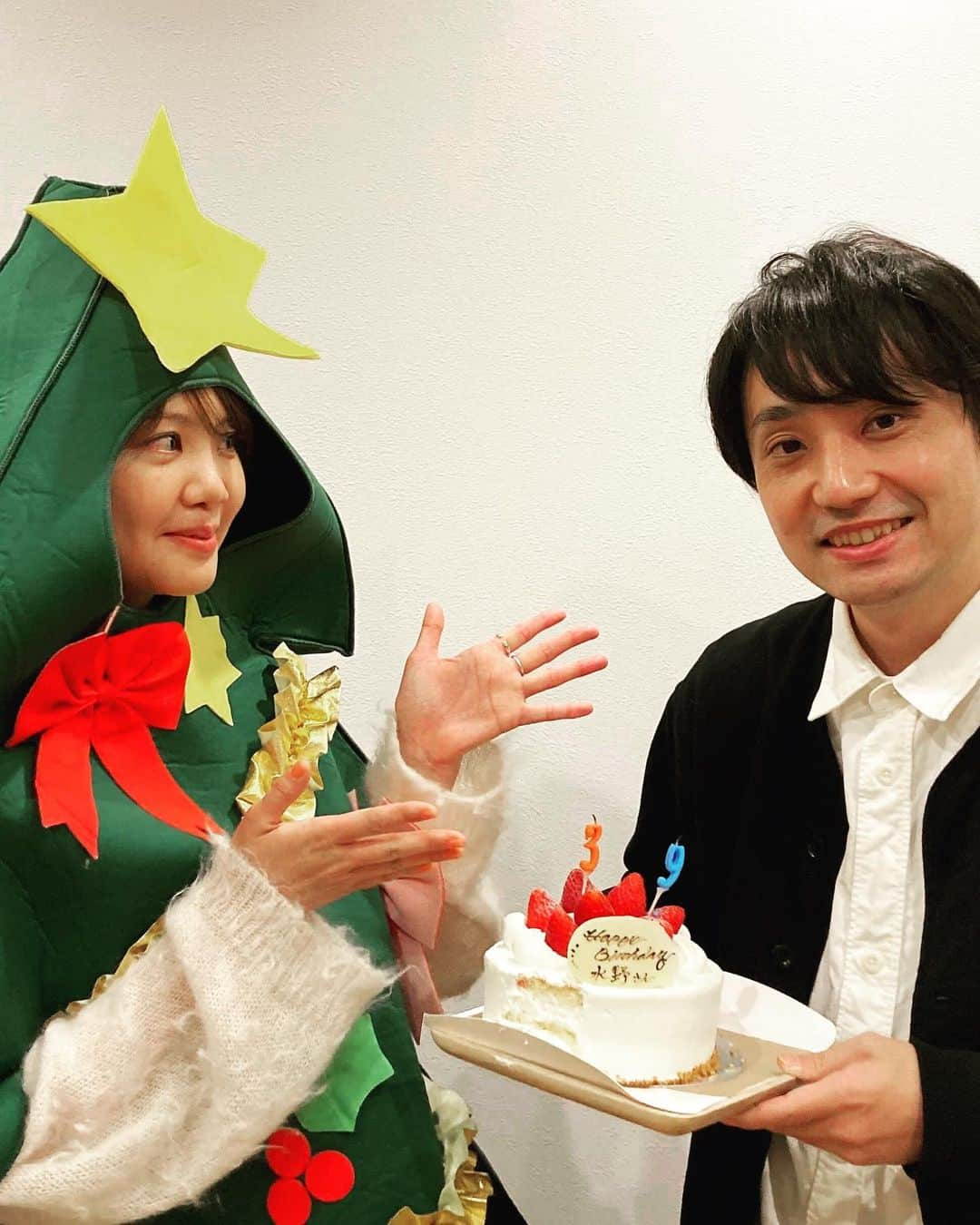 吉岡聖恵さんのインスタグラム写真 - (吉岡聖恵Instagram)「リーダー水野さん🌟 ３９才のお誕生日おめでとうございます😃✨✨✨  いつも頼もしいリーダーでいてくれてありがとう❗️ トークも得意で助かるありがとう❗️ 面白い癖たくさんでありがとう❗️  これからもよろしく〜😆❕❕  クリスマスにつき、どこからともなくキヨエツリー🎄も登場したんだよ🤣笑  いきものがかりチームでワイワイお祝い🎉✨✨✨  #クリスマスが近いですね #最近ハマってるツリー #私物です #キヨエツリー」12月17日 22時10分 - kiyoe_yoshioka_official