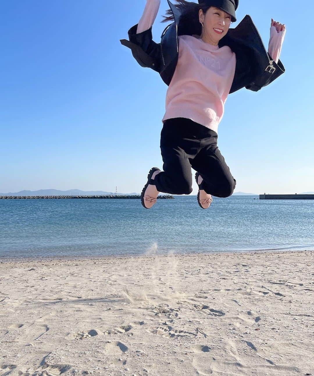 水谷雅子さんのインスタグラム写真 - (水谷雅子Instagram)「おなかも満たされたところで海辺を散歩。 海を眺めながら波の音を聞きゆっくり海辺を満喫しましたよ。 砂浜にタコを書いたの分かりますか？🐙 そして宙に舞う雅子😂 なおちゃんカメラシャッター📸👍 #日間賀島#フェリーに乗って #旅行気分#テンション上がる  #仲良し#楽しい一日#はしゃぎました #海辺散歩 #初めて行く場所 #素敵な思い出 #たこ釜めし #どれも美味しい #たいかいろう東店  #いつもありがとう  #水谷雅子#水谷雅子beautybook50の私 #水谷雅子の美容の秘訣シリーズ @naoko2.28」12月17日 22時18分 - mizutanimasako