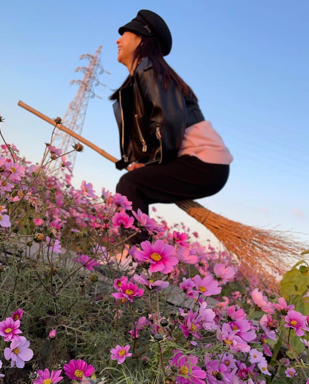 水谷雅子さんのインスタグラム写真 - (水谷雅子Instagram)「日間賀島に続いて帰りに花いちばに行きました。🚗🎶🎶🎶 12月中旬なのに向日葵がたくさん咲いているなんて！驚き❣️ 一面向日葵🌻感動しました☺️💓 いつか向日葵畑で写真を撮ってみたい！と思っていましたからね。 嬉しすぎて何枚も撮りましたよ。 最後のコスモス畑で飛ぶのをスタンバイする雅子😂 #観光農園花ひろば#知多半島南知多 #向日葵畑#コスモス畑  #テンション上がる #花大好き #素敵な場所#リフレッシュ #最高な一日#思い出に残るドライブ #いつもありがとう #水谷雅子#水谷雅子beautybook50の私  #水谷雅子の美容の秘訣シリーズ @naoko2.28」12月17日 22時19分 - mizutanimasako