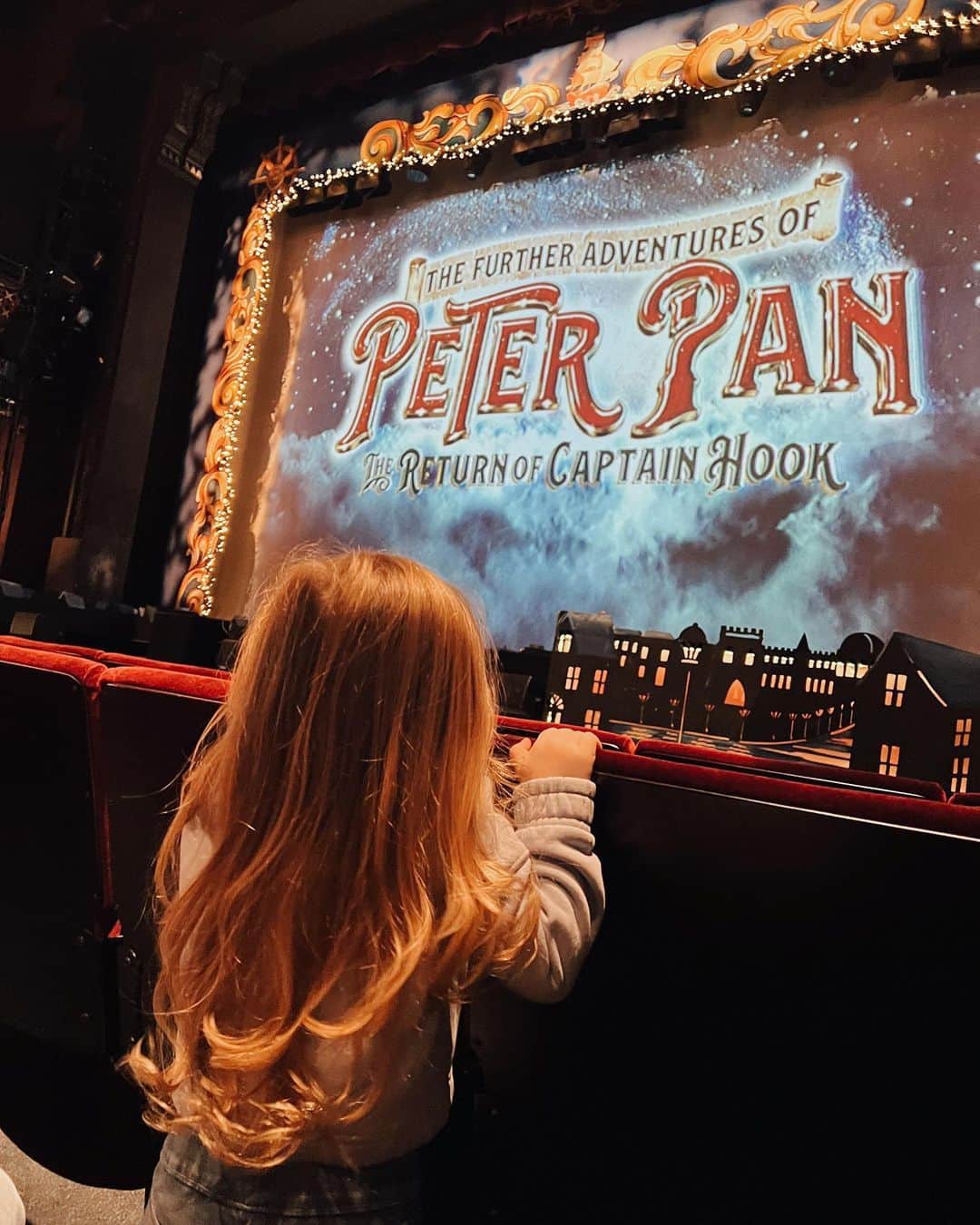 シェール・ロイドのインスタグラム：「What a wonderful day we’ve had. We took Delilah to her first ever Panto,Peter Pan @malverntheatres It was absolutely brilliant, we had the best time. It feels so good to be home sweet home ♥️」
