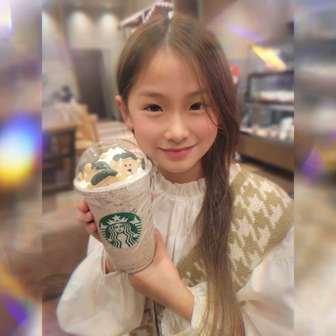 ひなのインスタグラム：「♡.* パパからスタバカード貰ったので 気になってた #サンタべアリスタチョコレート をたくさんトッピング🧸🍫 撮るのにてこずってたら何枚か沈んでしまった🤣🤣🤣 トトと仲良く半分こしてました👧🏼🧒🏻 . もうそろそろクリスマスプレゼントやらケーキやら決めないとなっ！🎁🎂❤  #スターバックス」