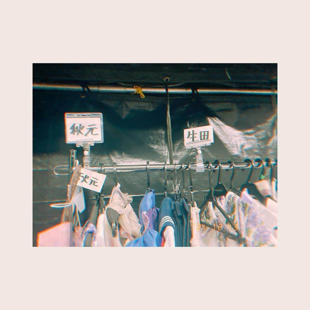 秋元真夏さんのインスタグラム写真 - (秋元真夏Instagram)「.  ライブの着替えはいつも隣👗✨ 終わっちゃったよ〜。」12月17日 22時35分 - manatsu.akimoto_official