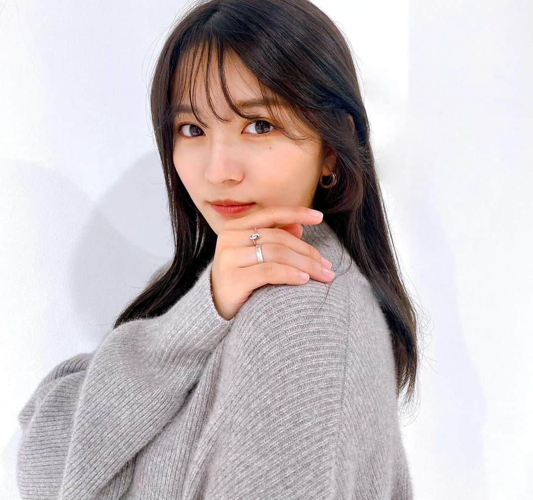 高嶋菜七のインスタグラム：「髪の毛染めました☝🏼 前髪薄めました  まみこさんいつもありがとうございます🖤  #ヘアカラー #冬カラー #ブラウンカラー #シースルーバング」