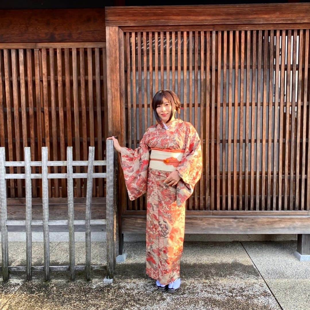 鈴華ゆう子のインスタグラム：「本日は岐阜へ行って来ました。また明日私からも色々ご報告致しますね。 今日は自前の着物をきました。 プライベートでも岐阜にきたいなぁ。  #鈴華ゆう子  #和楽器バンド  #たる募金  #岐阜和傘  #岐阜県  #Wagakkibnd  #yukosuzuhana  #着物  #きもの  #kimono」