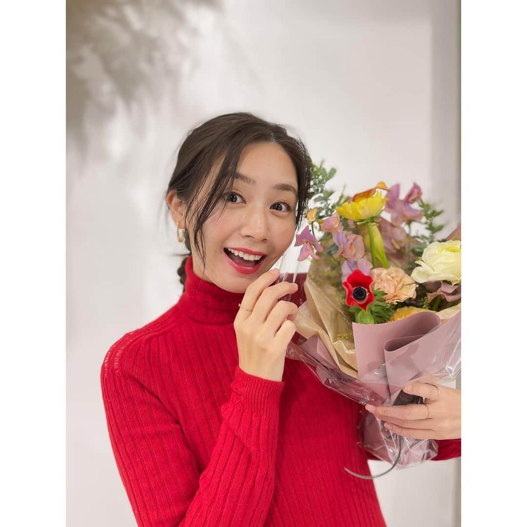 篠原真衣さんのインスタグラム写真 - (篠原真衣Instagram)「うわぁ！ お友達が大好きなお花屋さんのお花を届けてくれた！ 素敵なヴィンテージドレスの様なくすんだ色のお花たちと、パキっパキっとポイントで締めてくれる元気な色のお花たち。 私の洋服の好みと似てるな🤗 なんて素敵なんだろうか。 心が満たされました🌼🌸 . #お花#洋服の篠原」12月17日 23時38分 - shinomai425