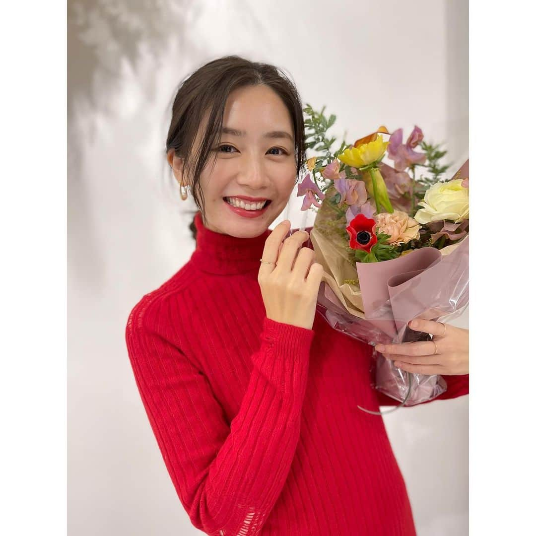 篠原真衣さんのインスタグラム写真 - (篠原真衣Instagram)「うわぁ！ お友達が大好きなお花屋さんのお花を届けてくれた！ 素敵なヴィンテージドレスの様なくすんだ色のお花たちと、パキっパキっとポイントで締めてくれる元気な色のお花たち。 私の洋服の好みと似てるな🤗 なんて素敵なんだろうか。 心が満たされました🌼🌸 . #お花#洋服の篠原」12月17日 23時38分 - shinomai425