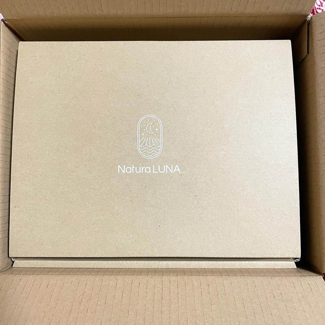 木部さんのインスタグラム：「ベキちゃんプロデュースの🎄21'ホリデーコフレ🎄届きました〜！！！🤩💖🌙✨ ⁡ ⁡ ベキちゃんの可愛いメッセージカードも付いているので、自分へのクリスマスGiftです🎁🎄❤✌️️😊👍✨ 　 　気になっていたので、これから使うのが楽しみです💕😊 ⁡ ⁡ #naturaluna #ホリデーコフレ #使うのが楽しみ #holidaycoffret2021  #スクワランオイル #もうすぐクリスマス #happyday😊 #12月 #december2021」