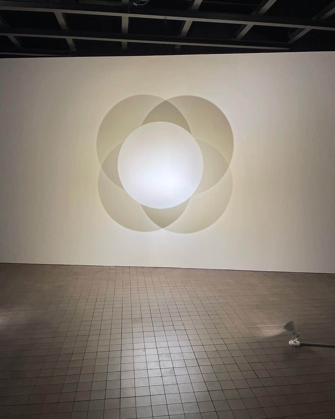 イ・ヨニさんのインスタグラム写真 - (イ・ヨニInstagram)「너무 좋았던 #리움미술관 전시. 2시간을 짐짓 보고도 짧았던..  나중엔 오전부터 보고 점심먹고 오후에 또 보고.. 그래야겠다.. 설명도 너무 좋고 즐거운 하루 보냈더랬다..😊😊☺️☺️」12月17日 23時51分 - yeonhee.luv