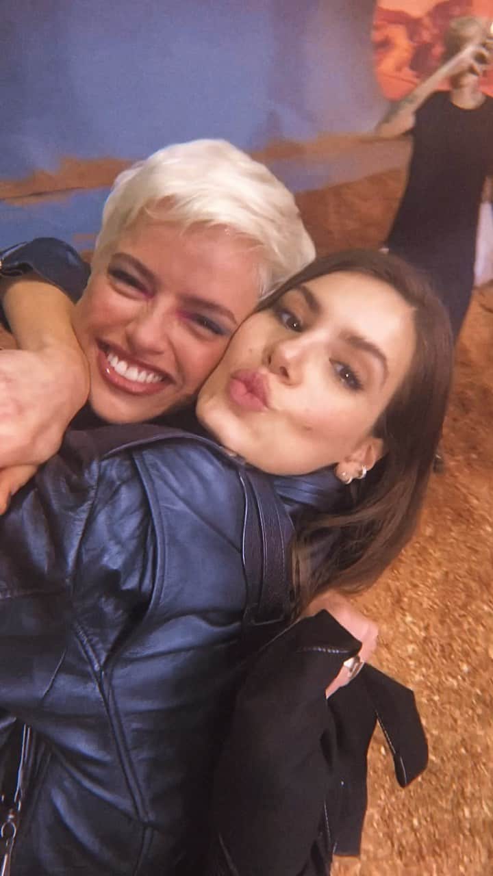 アガサ・モレイラのインスタグラム：「Hoje saem os II últimos capítulos de Verdades Secretas II e consequentemente as últimas cenas da personagem que mudou a minha vida. A Giovanna sempre me atravessa, me deixa de cabeça pra baixo, me vira do avesso... e desafio bom é assim mesmo. Ela é tempestade, vento forte, eletricidade, intensidade, expansão e complexidade. É uma honra poder dar vida a ela. Sou muito grata a todos que confiaram em mim e me deram essa grande oportunidade. Sou muito grata a cada membro dessa equipe tão incrível que caminhou de mãos dadas comigo todos esses meses. Passamos por muitas turbulências, mas seguimos de pé e com o coração transbordando amor pelo nosso trabalho.  @amoramautner e @walcyrcarrasco vcs são meus mestres e sabem o lugar que vcs ocupam no meu coração, pra sempre. Muito obrigada! ♥️  Deixo aqui o vídeo mais lindo do meu rolo de câmera. Um vídeo cheio de amor e alegria nos últimos dias de gravação.」