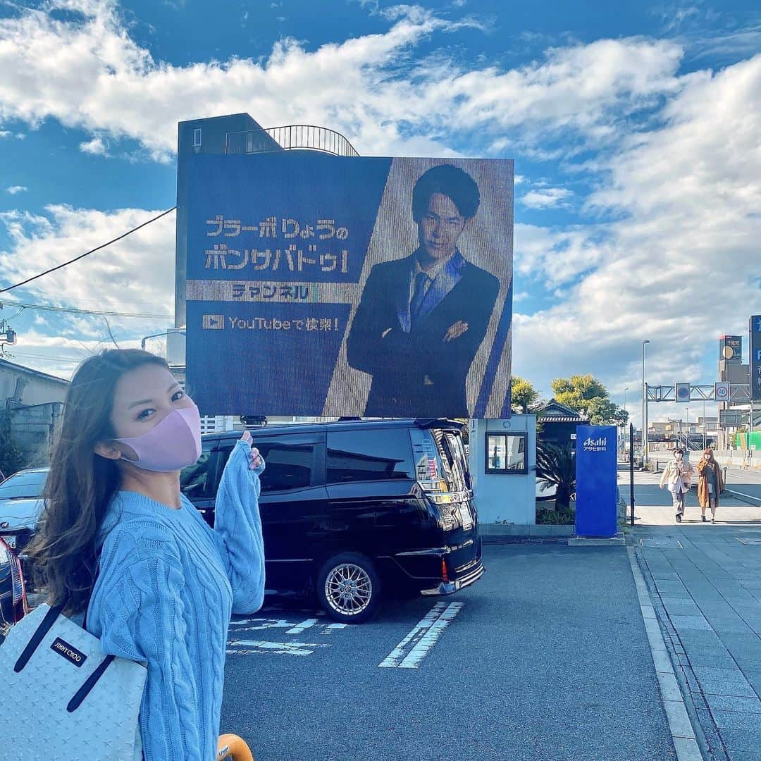 市原彩花さんのインスタグラム写真 - (市原彩花Instagram)「東海オンエア巡り🖖❤️  大好きなYouTuber#東海オンエア の地元、愛知県岡崎市に聖地巡礼行ってきたよ🖖❤️  駅の周りは、東海オンエアだらけでテンション上がりまくり😍 東岡崎駅にはパンフレットに大きな看板、周辺にはマンホール、等身大パネル…最近まではラッピング電車もやってて、企業や市ともタイアップしてて人気の凄さが伝わってきたよ😳✨ (YouTubeの登録者数600万人超え、再生回数日本一、とか)  私が東海オンエアにハマったのは、昔インスタの質問コーナーでフォロワーさん達にオススメのYouTuberを聞いたら、半分近くの人が東海オンエアって書いてたから❣️😳  そこから私も大好きになって、暇な日は動画5本くらい観てたりするよ😂 教えてくれた皆さんありがとう🥰  アイドルとかにもハマったことないから、聖地巡礼初めてした！ 楽しいね☺️  岡崎城や動画によく出てくるお店も駅から徒歩で行けて便利だったよ🎶 次はまんぷく家でラーメン食べたいな🍜  #岡崎#愛知#YouTube#youtuber #楽しかった🖖」12月18日 11時07分 - ayaka_ichihara