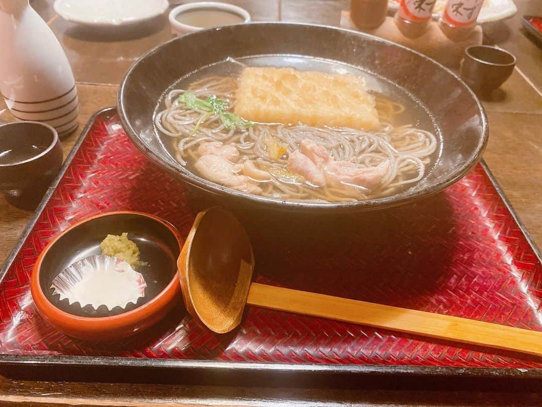 香西かおりのインスタグラム：「かちんうどん。 お揚げさんくらい大きな揚げたお餅が食べ応えあり‼️  松茸の天ぷら。 贅沢な季節の一品でした。  大阪では「きずし」という しめ鯖とサザエのお造り。 熱燗に合いますね〜  シーフードのサラダに カブのスープ。 Ｔボーンステーキが美味しいお店です。  メルローの赤を頂きながら。 あ〜美味しかった。  #かちんうどん #松茸てんぷら #きずし #メルロー #香西かおり」