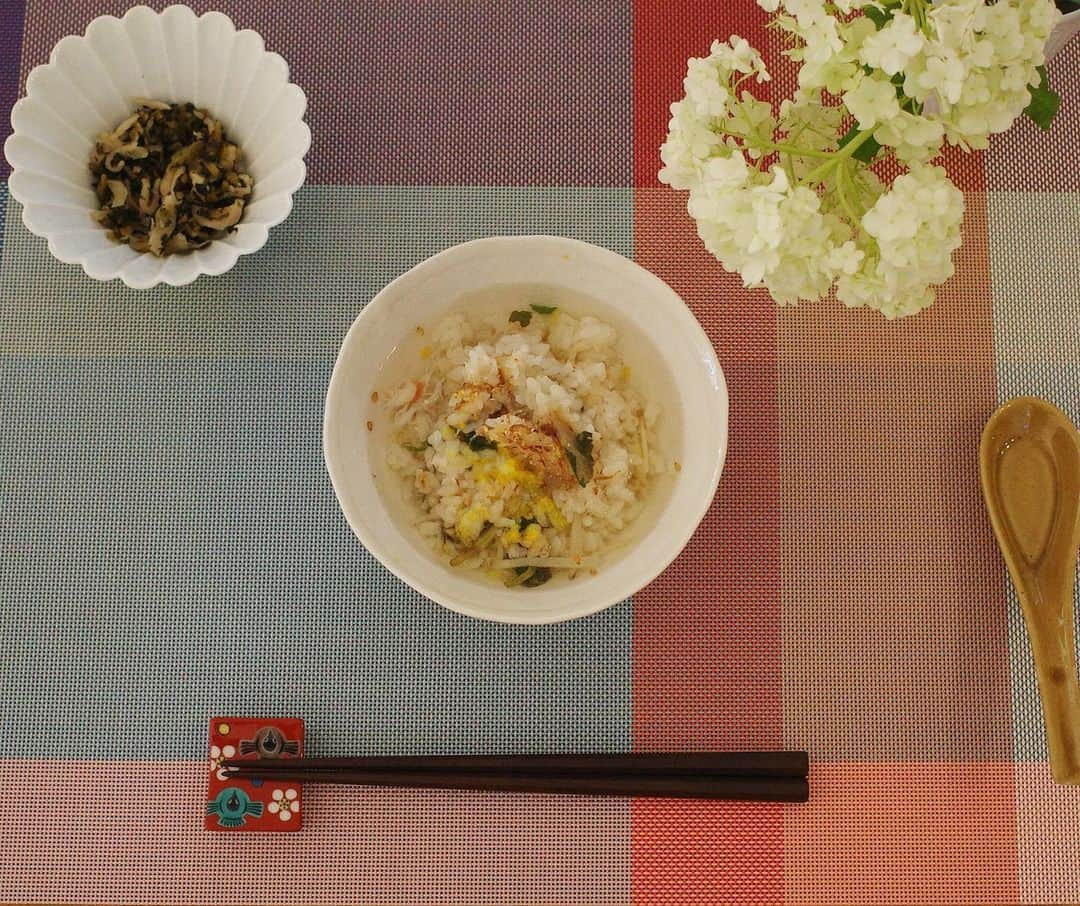 内山理名さんのインスタグラム写真 - (内山理名Instagram)「土曜日の朝は..🌿 京風朝ごはんでスタート。  京の出汁で炊いた蟹の炊き込みご飯の残りで出汁茶漬け。柚子の皮を削って香りもたのしむ。 植物性乳酸菌たっぷりのすぐきと一緒に。　  じわ〜っと温まる。  お茶碗は砥部焼　@endo_gama」12月18日 11時33分 - rinauchiyama_official