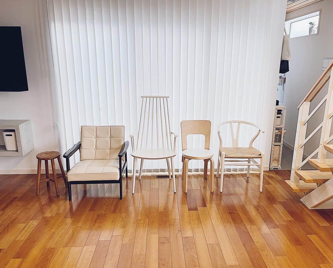 おさよさんのインスタグラム：「#椅子 #chair #chairdesign #hay ⁡ 我が家のダイニングチェア訊ねて頂く事があります🙇‍♀️ HAYの椅子で品番はJ110だと思います。 カタログで使われていて、デザインが好きで 当時は取扱い店舗が少なく…福岡のコンランショップに相談して待って待ってやっと我が家に届きましたが… ⁡ ⁡ オススメはしません😂（個人的な感想です） 一度脚を地元の家具職人さんに手直しして貰いました。 ⁡ 脚の金具が鋳物で出来ているため、長く座っていると弱いようです←現在交換して貰っています。 ⁡ 家具で10年使って感動したのはカリモクのソファー。ソファーって長年座っているとシワが出来たり、子どもも居るから、衝撃でヘタったりして張替えたり、買い替えたりする方もいらっしゃるかもしれませんが、姿が10年目も買った当時のまま◎ 形が崩れる事がないです。張り替えサービスもあります。 ⁡ あと、大川家具のメープル材のダイニングテーブル。 木材の質感、作り、頑丈です👀 ⁡ HAYの場合、海外に送って修理出来たとしても、 金具自体がそもそも弱いそうなので…我が家はこちらで金具を交換して貰い座っています。 ⁡ 海外と日本だとデザインの違い、アフターサービスの違い色々悩ましいですが、日本製の家具の丁寧な作りにどちらも使ってみて実感があります😌 ⁡ それでも上手くいかない物も、好きだからなんとか修理しながら使い続けるのも…暮らしオタク？マニアには…たまらないのでプライスレスです❤️  #変態なので参考にならないかもしれません #DMありがとうございます✉️💓」