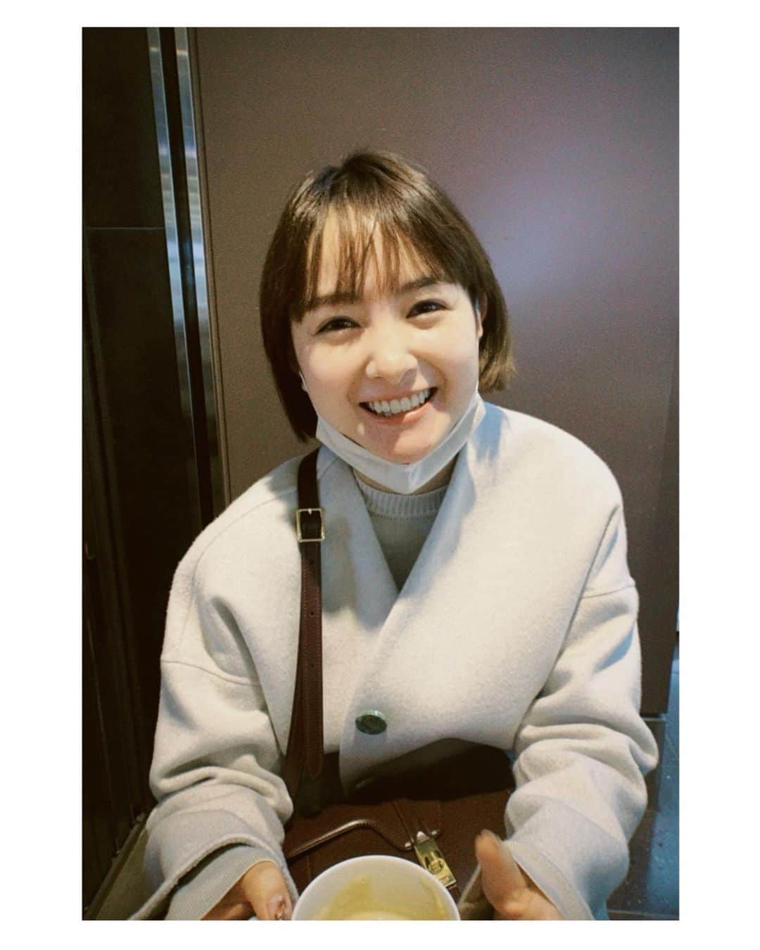 葵わかなのインスタグラム：「最近本当に寒い！  胃腸炎も流行っていると聞きますが体調崩すの怖い…😱 手洗いうがい消毒ですね、改めて気をつけようと思うこの頃です。  もうすぐクリスマスに年末なので気分はウキウキなのですが、自分へのプレゼントって買う派ですか？？  わたしは買ったり買わなかったり、欲しいものがあるときはご褒美だ〜！ということにして買っちゃったりするけど笑　年末パワー😱笑  今年はそんな感じでカーディガン買いました笑 長くお付き合い出来そうな素敵なものなのでよかった☺️  そして、クリスマスイブに素敵なお知らせです！ テレビ朝日 『ミュージックステーションウルトラ SUPER LIVE 2021』  題名のない音楽会とディズニーの名曲コラボ企画に参加させていただきます。  なんて言葉にしたらいいのかわからない…😳！緊張するけど、すごく素敵なステージになるだろうと今から楽しみです☺️  ぜひ観てね〜！🎄  写真は、全く関係ないのですがコーヒー飲んでるふとしたタイミングで笑顔だなぁって写真。すごい笑ってる☺️笑  #Mステ」
