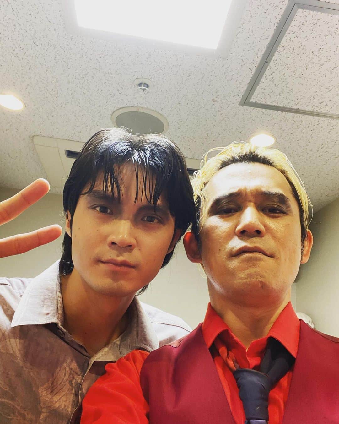 岡田義徳のインスタグラム：「舞台　泥人魚  折り返しを迎えました。  膨大な台詞の海を波に逆らいながら泳ぎ切るいっそん。  おいたちゃ、ほうべったい。  支えて支えられて、色々を毎日乗り越えて舞台に立つ。 そんな楽しい毎日。  先輩達の背中を追いかけながら。 りえさんの素晴らしさ。 共演者の力強さ  いっそん、頑張ろうーぜー。  #泥人魚 #磯村勇斗  #宮沢りえ  #岡田義徳」