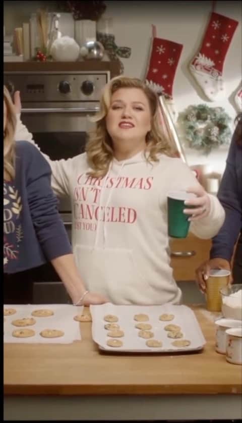 ネルソン・ベアトのインスタグラム：「As you can see we had wayyy too much fun “baking” cookies and TikToking with @kellyclarkson ! @jesscollins @norelleiam @tiff_tiff_hooray #KellyClarkson #KellyClarksonChristmas」