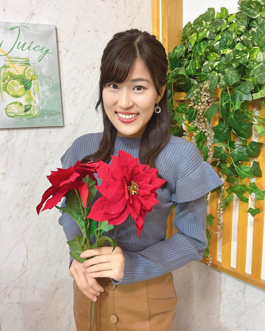 竹内里奈さんのインスタグラム写真 - (竹内里奈Instagram)「🌹🎄🌹🎄🌹 もうすぐXmasですね☃️ スタジオにも色んな装飾が✨ ・ 今週もお疲れさまでした☺️♡ ・ 👗 最近着用した衣装２枚目のワンピースは、 @replete_official  ついついくすみブルーが好きで 同じ色の衣装が多い😳 ・ ・ ・ 赤いポインセチア なんだか🌹みたい♡ バチェラー4すんごくハマりました♪ ・ ・ ・ #クリスマス #ポインセチア #🌹  ・ ・ ・ #チバテレ #モーニングこんぱす #朝番組 #tvk #テレ玉 #アナウンサー #女子アナ #女子アナコーデ  #衣装 #衣装協力 #ワンピース #ワンピース好き #くすみブルー #洋服好き #フリーアナウンサー #竹内里奈」12月18日 5時48分 - rina.takeuch