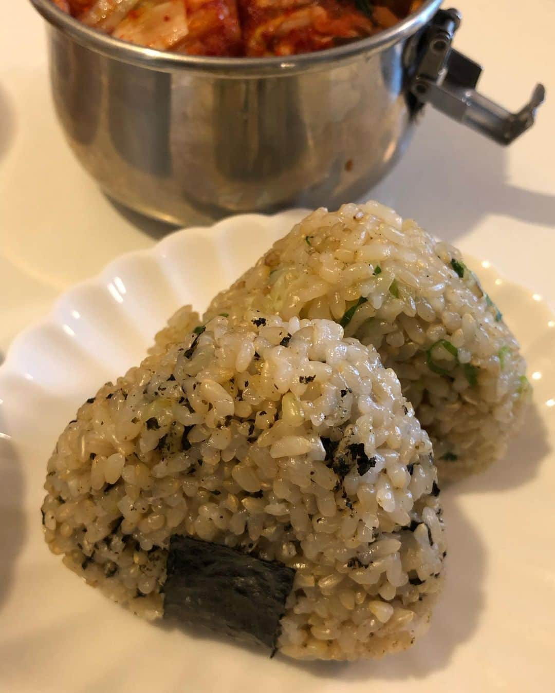 甘糟記子さんのインスタグラム写真 - (甘糟記子Instagram)「昨日のお弁当(o^^o)  鳥の照り焼き、だし巻き卵、トマト、ウィンナー、オクラのおかか梅和えです( ^ω^ )  昨日は子供達おくりだしてから、病院で膝のリハビリ兼ねた加圧をやって、帰りに武蔵小山のアンガ食品へ。  夕飯用にキムチやお肉を買って、オオゼキも寄って、大荷物になって帰宅（笑）  ランチは家で簡単に、ルッコラにママ友にもらった花畑牧場のブッラータをのせたもの、玄むす屋さんのおにぎり、買いたてのキムチです(๑>◡<๑)  韓国ドラマ見ながら食べてたら、目の前の椅子から白い足だか手だかが見えていて、、、  覗いてみたら酷い顔して爆睡してるかわい子ちゃんでした\(//∇//)\  私が撮ってても気づかないくらい良く寝てて、、、  たまらん(〃ω〃)  可愛いアンコでした\(//∇//)\  #甘糟ご飯#ご飯#昼ごはん#ランチ#ランチボックス#弁当#曲げわっぱ#わっぱ弁当 #bento#lunch#lunchbox#猫のいる暮らし#ねこすたぐらむ#甘糟アンコ#メイクーン#爆睡#白猫#白ネコ#可愛い#癒し」12月18日 6時18分 - norihey924