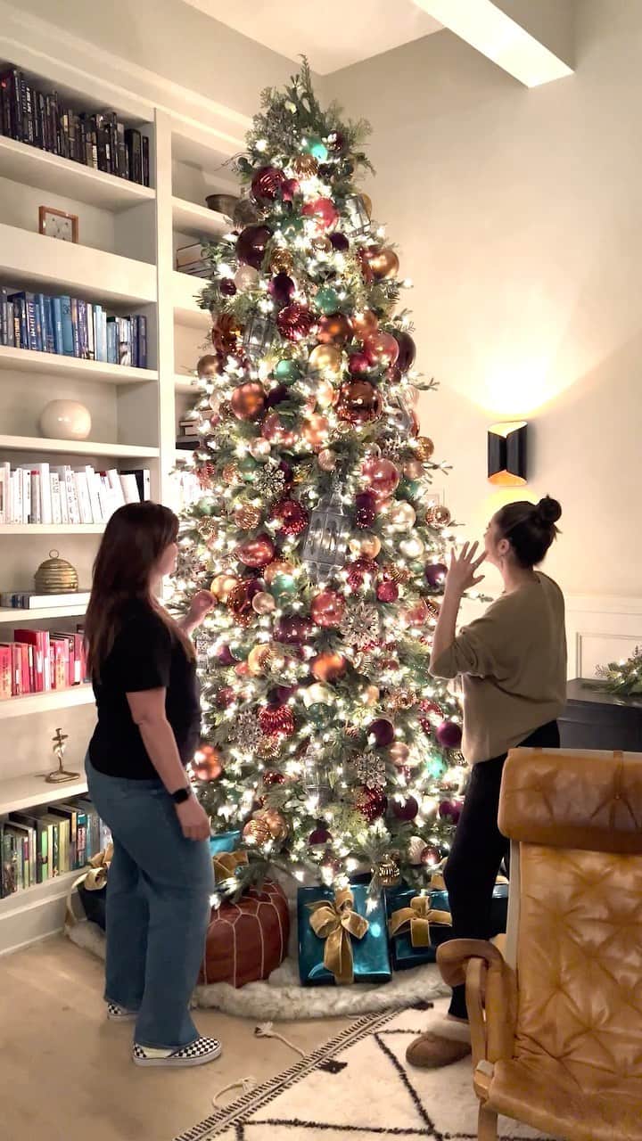 シェイ・ミッチェルのインスタグラム：「Need a good centerpiece idea for your table or home? Look no further @jeannaloveschristmas and I are here to the rescue haha 😉 This 5 minute or less decoration will add so much to your home for this holiday season- enjoy!」