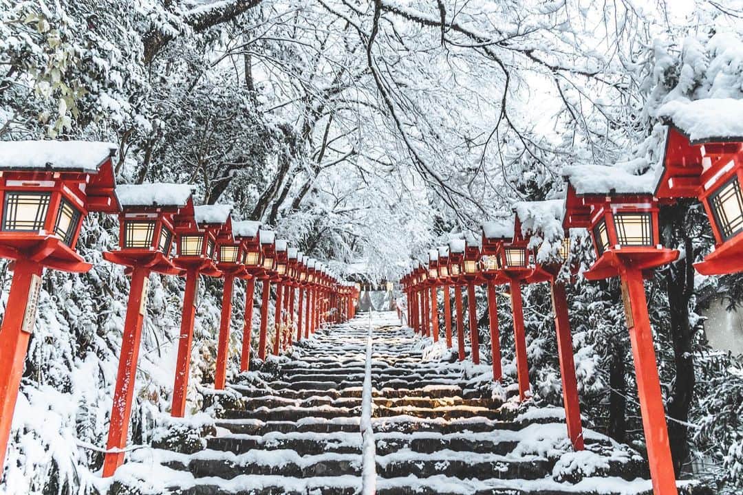 田村幸士さんのインスタグラム写真 - (田村幸士Instagram)「snowin’ Kyoto  雪化粧の金閣寺と貴船神社 紅葉が終わっても京都はまだまだ終わらない  . . . . . . . —— ✂︎ ——— #kibuneshrine #kinkakuji #kinkakujitemple #kyoto #kyototrip #kyototravel #kyotophotography #kyotophoto #temple #shrine #japaneseculture #japanesegarden #japanesedesign #discovertokyo #explorejpn  #wu_japan #jp_gallery #tokyocameraclub #lovers_nippon #nihonshooters #best_tokyo_photos #best_japan_photos  #unknownjapan #japanfeatured #貴船神社 #金閣寺 #雪景色 #日本の風景 #京都紅葉 #京都旅行」12月18日 12時36分 - kojimg