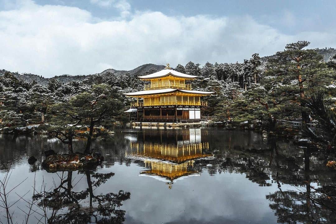 田村幸士のインスタグラム：「snowin’ Kyoto  雪化粧の金閣寺と貴船神社 紅葉が終わっても京都はまだまだ終わらない  . . . . . . . —— ✂︎ ——— #kibuneshrine #kinkakuji #kinkakujitemple #kyoto #kyototrip #kyototravel #kyotophotography #kyotophoto #temple #shrine #japaneseculture #japanesegarden #japanesedesign #discovertokyo #explorejpn  #wu_japan #jp_gallery #tokyocameraclub #lovers_nippon #nihonshooters #best_tokyo_photos #best_japan_photos  #unknownjapan #japanfeatured #貴船神社 #金閣寺 #雪景色 #日本の風景 #京都紅葉 #京都旅行」