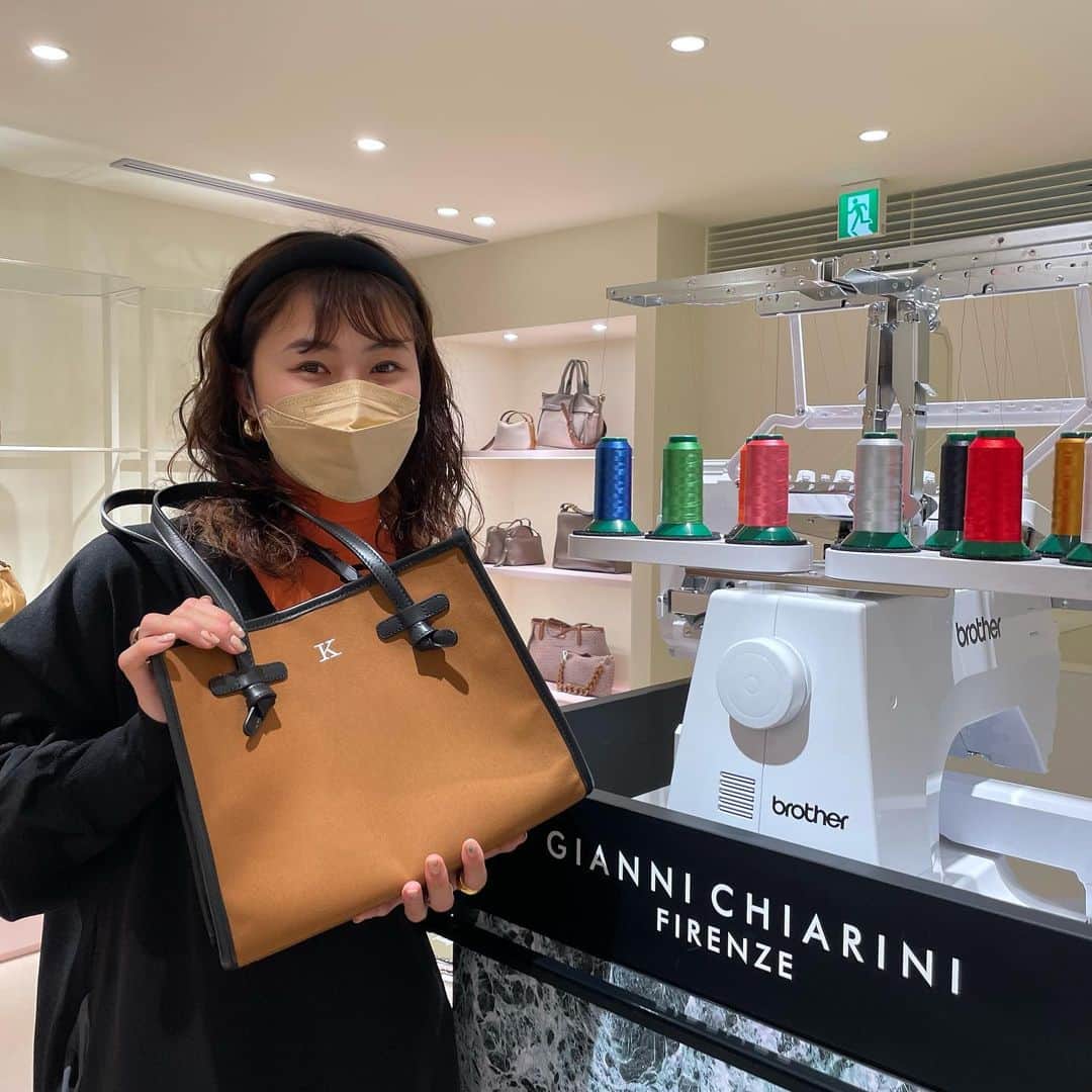 村上佳菜子のインスタグラム：「... @giannichiarini_jp のバック👜 . 選んで10分もかからないうちに 刺繍してくれるの！！ 色も豊富で本当に迷うんだけど 私は、キャメルのバックに 白で1文字！Kanakoの"K"に しました〜❤️ めちゃ使いやすくて、今日も使ってる😂 . . . @giannichiarini_jp  #giannichiarini  #ジャンニキアリーニ」