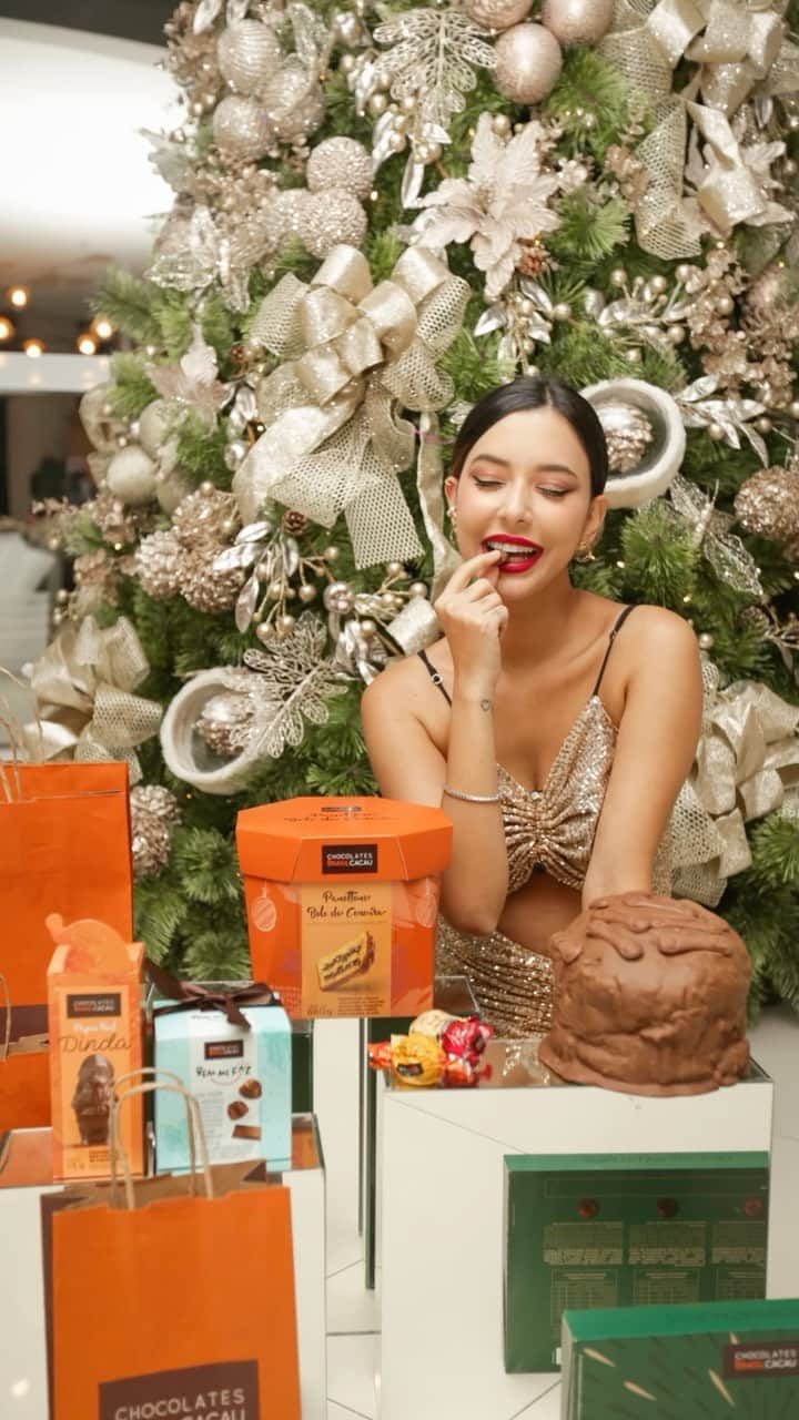 Gabriela Salesのインスタグラム：「Lacrinhas!!! A minha época preferida do ano chegou! Eu amo o Natal e amo tudo que ele traz: aquele clima de confraternização, as ruas iluminadas, as comidinhas… e, claro, o meu amado panettone. Os panettones da @chocolatesbrasilcacau estão incríveis nesse Natal, incluindo os de Bolo de Cenoura e Delírios de Gato Mia. Não acredito que nunca ninguém pensou num panetone de bolo de cenoura! Brasil Cacau, vocês são tudoooo! E corre pra antecipar o seu Natal, que até o dia 19/12 os produtos de Natal estão com 15% de desconto em itens selecionados, valendo nas lojas Brasil Cacau, no site e apps de delivery. Quem também ama? 🎄🎅🏻❤️ *publi」