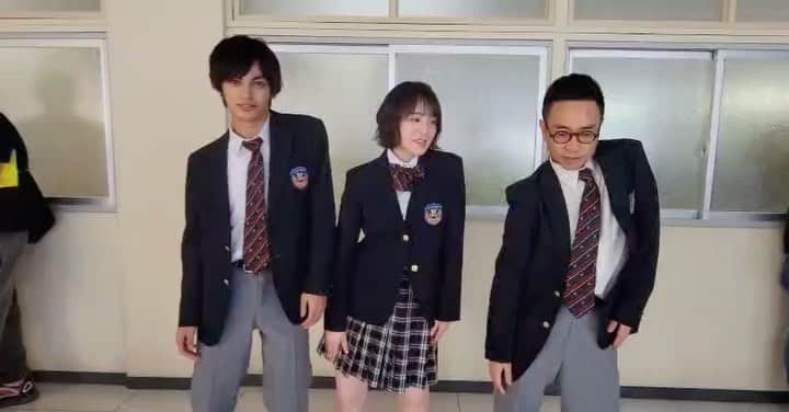 貫地谷しほりのインスタグラム：「撮影も佳境で 変なテンションになってました。笑 八嶋さんは現場の空気を作ってくれて、 みんなの父のように、誰も1人にしないという優しさで引っ張ってくれました。 八嶋さんのような大人になりたいです。 本当何度教頭に爆笑させられたか（笑） 大好きです！ そして楓珠くん、いつも長ーい台詞が完璧で見事な座長っぷり！ ブレない姿にいつも感謝してました。 一緒にお芝居してる時は本当に本当に楽しかったなぁ。 楓珠くんの遠藤先生に出逢えて、 楓珠くんの魅力を間近で見れて幸せでした。 またその綺麗な瞳に会える日を楽しみにしてます。 今夜は最終回！ 皆さん見届けてくださいね！ #土ドラ ＃顔だけ先生 ＃神尾楓珠 ＃八嶋智人」
