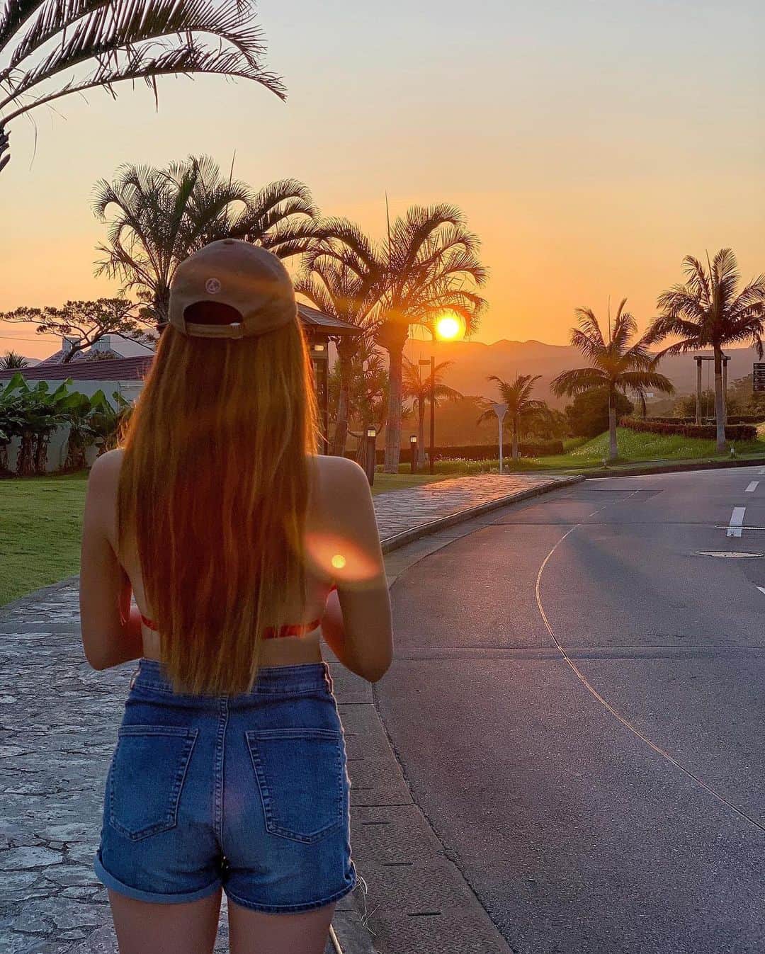のインスタグラム：「おはようございます☀️❤️ . 夕日の写真載せ忘れてたから載せる😌💕 毎日すごく綺麗に見えたよ😍 .  #ゴルフ#ゴルフ女子#golf#golfgirl#golfswing#ゴルフスイング#sports#スポーツ#スポーツ女子#골프#골프여자#尔夫球#高尔夫#ゴルフウェア#golfwear#沖縄#okinawa#カヌチャ#kanucha」