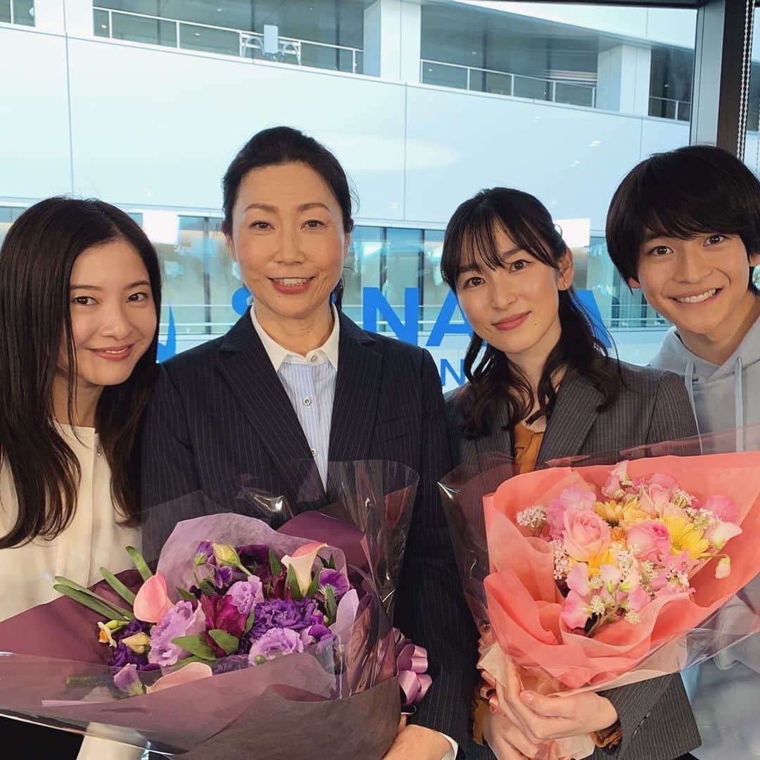 最愛のインスタグラム：「今日からクランクアップの様子をお届けします💐  まずは こずえ役の峯村リエさん 児島役の宮下かな子さん  いつも梨央社長を支えていたお二人です！ お疲れ様でした🙇‍♀️✨  #最愛ドラマ #tbs #吉高由里子 #高橋文哉 #峯村リエ #宮下かな子」