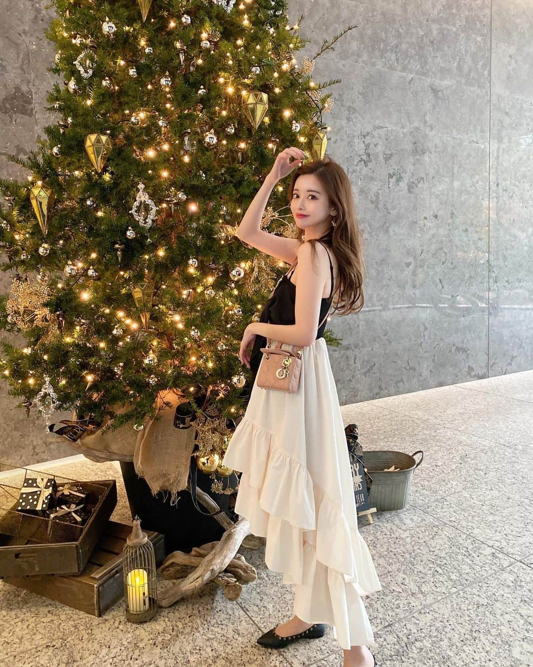 小川ももえさんのインスタグラム写真 - (小川ももえInstagram)「ちょっとだけドレスアップしたい🌟クリスマスパーティー🎄にピッタリな❤️  @sheer_flow さんとコラボした オリジナルワンピース🎅💕💕  残りわずかです❄️🥰  上からニットをダボっと着ても可愛いですよ🤍」12月18日 21時46分 - momoe_0406