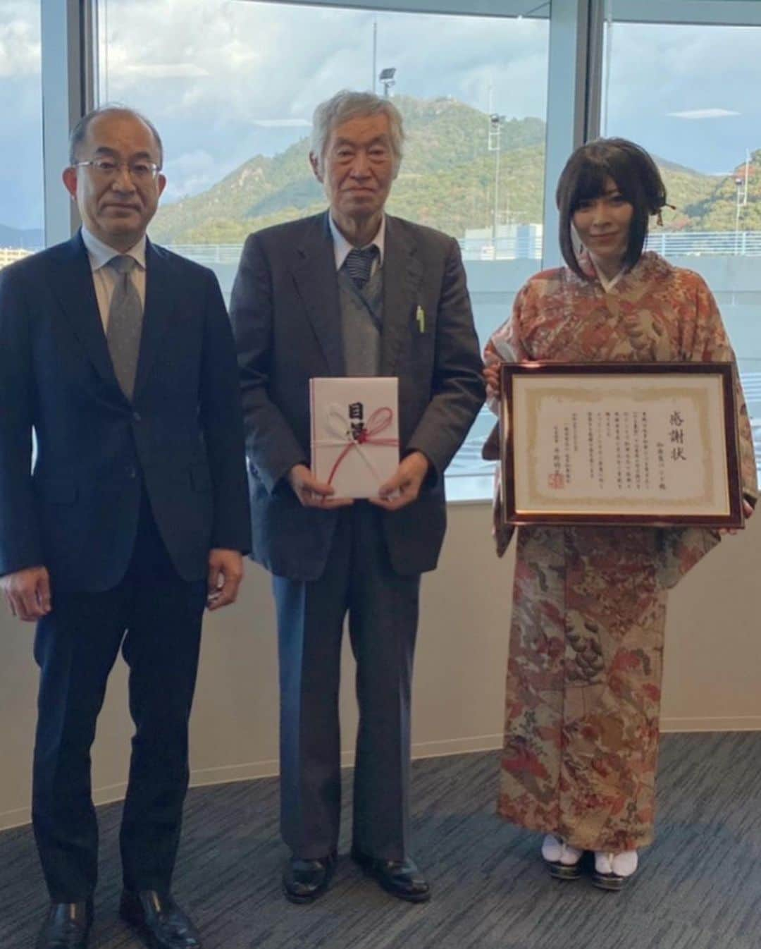 鈴華ゆう子さんのインスタグラム写真 - (鈴華ゆう子Instagram)「昨日岐阜市役所にて一般社団法人 岐阜和傘協会様に皆様からご協力頂いた募金額570万円を代表してお渡しして参りました。 和楽器バンドファンの皆様宛てに感謝状をいただきました。 改めて、皆様からの温かいご支援、誠に有難うございました。  今回のプロジェクトはあくまで多くの方に状況を知っていただくきっかけであり、ここからがスタートだと思います。日本の良い物、素晴らしい技術を繋いでいきたいからこそ、みんなで循環させていけたらいいですね！  #和楽器バンド  #たる募金  #岐阜和傘  #岐阜県  #日本の職人  #鈴華ゆう子  #Wagakkibnd  #yukosuzuhana」12月18日 20時39分 - yuko.suzuhana