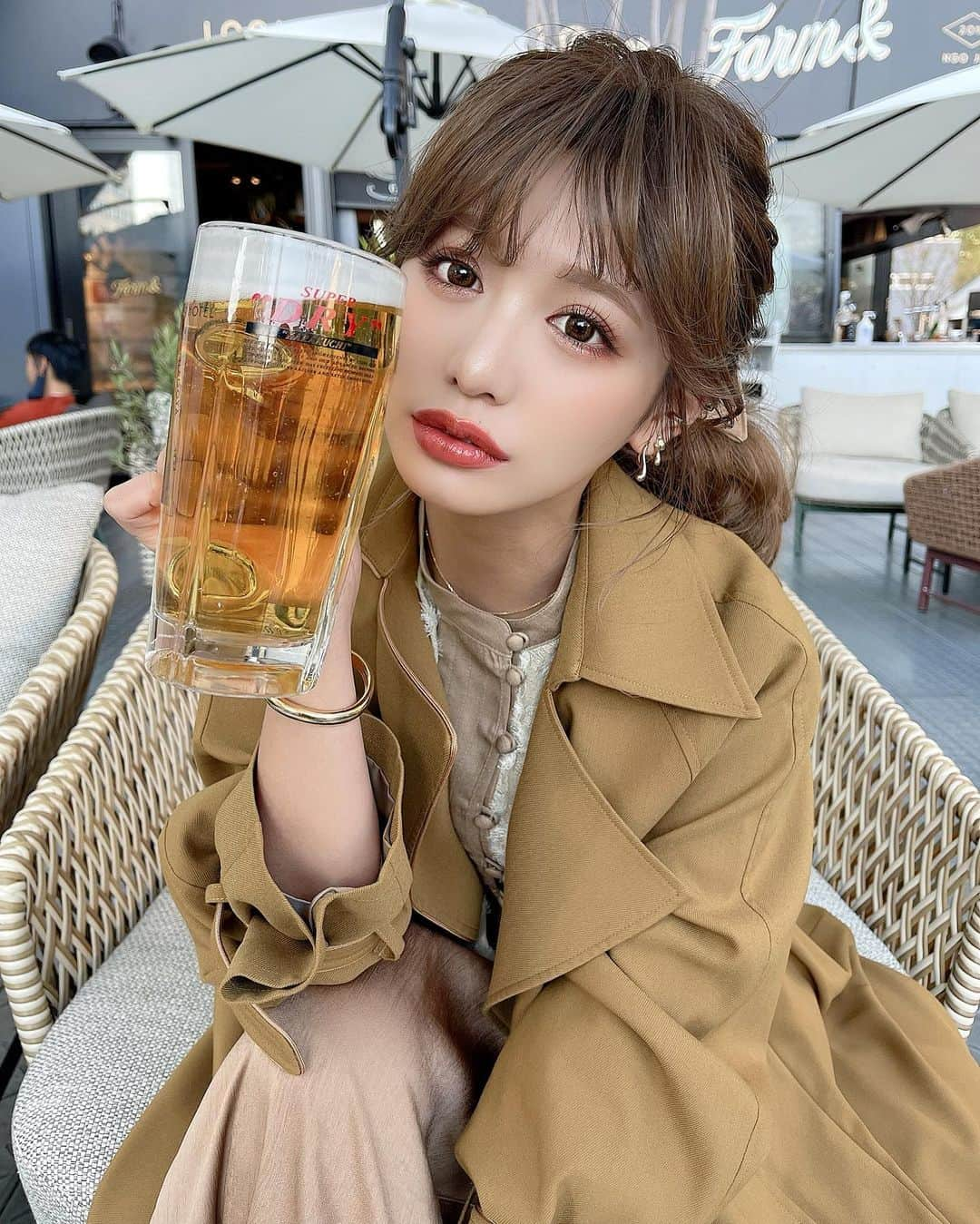 伊藤実祐さんのインスタグラム写真 - (伊藤実祐Instagram)「ビールって結局のところ太るん？🍺 ⁡ ビールは太るって聞くが、 ビールやからっていうよりは お酒は太るよね？🥲 ⁡ でも、ほんまに、やめられへん🥺 ⁡ 多分、みゆが禁酒をするのは子供が出来た時と 推しに会えるってなった時だけ。🤌🏻🍶wwwww ⁡ ⁡ 今日も、　乾杯っっつ 🍻♡♬💕♪ ⁡ ⁡ ⁡ ⁡ #ビール #ビール女子 #お酒 #お酒好き女子 #久屋大通パーク #久屋大通カフェ #久屋大通 #栄カフェ #栄グルメ #名古屋カフェ #名古屋ランチ #イエベ #イエベ秋 #自まつ毛 #自まつ毛メイク #ラッシュリフト #ラッシュアディクト  #Nexter #ネクスター #Nextercreatist #伊藤実祐 #いとうみゆ #みゆちゃい  今日はみんな何飲むん？🤤🤍」12月18日 20時57分 - miyu.61