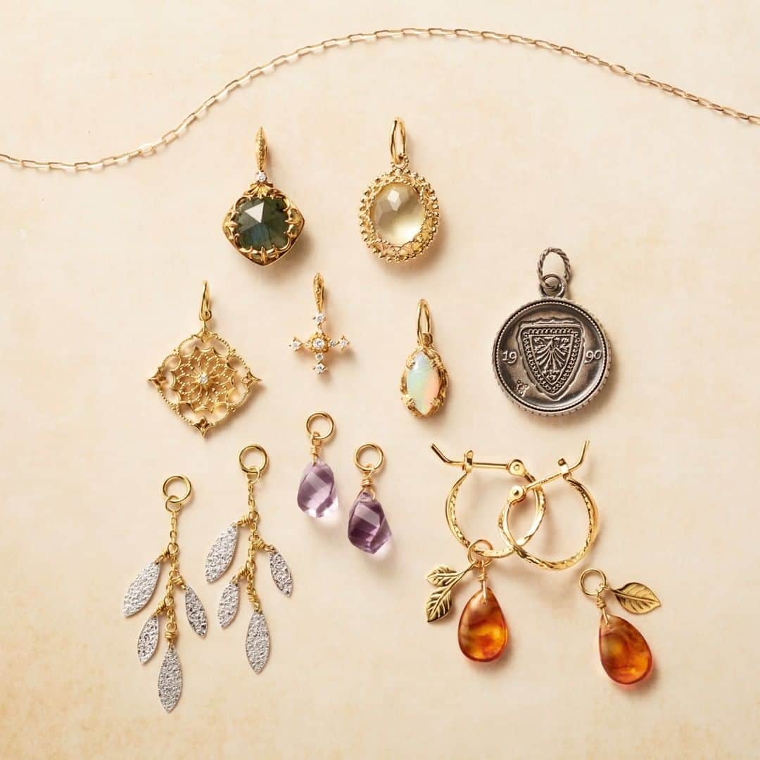 ageteさんのインスタグラム写真 - (ageteInstagram)「【Charms Collection 】 何通りも楽しめるチャームコレクション。 ネックレスにつけたり、ピアスにつけたり。 明日はどんなスタイルで出かけよう♪  #agete #jewelry #accessory #necklace #piercedearrings #charms #gold #goldaccessories #silveraccessories #diamonds #amber #amethyst  #quartz #アガット #ジュエリー #アクセサリー #ネックレス #ピアス #イヤリング #チャーム #ゴールド #ゴールドアクセサリー #ダイヤモンド #アンバー #アメジスト #クォーツ」12月18日 21時00分 - agete_official