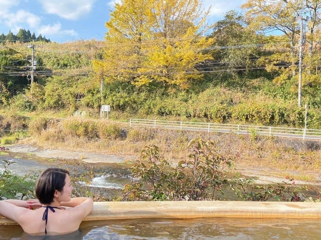 辻恵子さんのインスタグラム写真 - (辻恵子Instagram)「\\ 温泉で心も身体もリフレッシュ♨️ //  先日、クアパーク長湯温泉へ行ってきました！！  ここはゆったり温泉〜♪って感じではなくて 名前の通り、、 クア Kur(ドイツ語で療養のための滞在) パーク Park(公園のような広い土地) を意味する立派な温浴療養をする場所です♨︎  その温泉は日本でわずか1%以下の重炭酸泉ととても貴重な泉質みたい！！ ちなみに重炭酸っていうのは、血管を広げて全身の血流を高める効果があるから、、  ＊生活習慣病 ＊むくみ ＊冷え性 ＊肩こり、首こり←私はここが酷い。笑 ＊妊活、不妊 などなど色々なものに効果的なんです☝️  温泉に浸かりながら歩いて血流の流れを高める歩行浴に、首元まで温める寝湯、 そしてなんと、、、 『飲泉場』までついてるという！！  長湯の飲泉はね、 「飲んで効き 長湯して利く長湯のお湯は 心臓胃腸に血の薬」  と言われるくらい身体に良い効果をもたらしてくれるらしいので飲んできた (ちょっと鉄感がありますが、、笑) 飲み過ぎはお腹下すかもなので注意してね🤭♪  夕食も地産地消にこだわった、旬の食材で最高！！ パソコンもしっかりとお家に置いて、仕事は忘れて身体も心もリラックスできた素敵な1日でした🥺♪  ━…━…━…━…━…━…━…━…━…━ なんと！！！ そんな素敵な空間の〈クアパーク長湯〉のペア宿泊券が 50％OFFで5組の方に抽選で当たります♪  ご希望の方はDMにて『長湯温泉抽選希望』とメッセージください^ ^ 個別に応募フォームを送信いたします❤︎  宿泊金額はこちら↓   〇ツインルーム(ロフトなし)　   2名様　1室ご利用時　平日料金  1泊2食付 (夕食 スタンダードコース) 1部屋 32,000円→16,000円 お一人様 16,000円→8,000円 入湯税 150円  1泊2食付 (夕食 アップグレードコース) 1部屋 36,000円→18,000円 お一人様 18,000円→9,000円 入湯税 150円  ※入湯税は割引対象外となります。 　お子様のご宿泊、連泊等は事前問い合わせ ━…━…━…━…━…━…━…━…━…━ #管理栄養士 #腸活 #福岡腸活 #福岡ファスティング #デトックス #健康美 #セルフケア #インナービューティー #むくみ対策  #食べ痩せ術 #温泉 #長湯温泉 #大分県 #温泉めぐり ━…━…━…━…━…━…━…━…━…━」12月18日 21時00分 - tuji_keiko