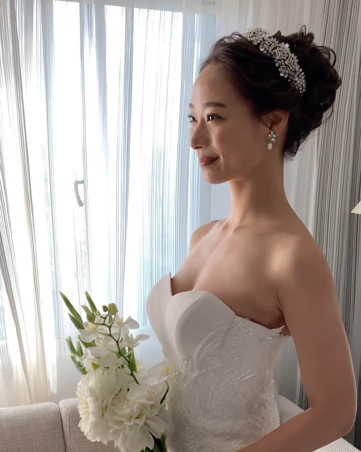 服部由紀子のインスタグラム：「鍛え抜いたボディーが、  マーメイドを着こなした花嫁の えっちゃん。  肩の筋肉も、腰のくびれとお尻と。  高めに上げたスタイリングを提案させて頂いたのは、 首から髪へ繋がるS字をしっかり出して、  マーメイドドレスの美を表現してみました。  美しかったです！  @ceu_wedding  @ceu.tokyo   #プレ花嫁#東京花嫁#横浜花嫁#前撮り#結婚#大阪花嫁#ホテルウェディング#出張ヘアメイク#和装ヘア#ヘアメイク#白無垢ヘア#関西花嫁#ウェディングブーケ#ウェディングブーケオーダー#ウェディングブーケ#ブーケ#東京前撮り#名古屋花嫁#丸の内前撮り#白無垢#白無垢ヘア #前撮りヘア」