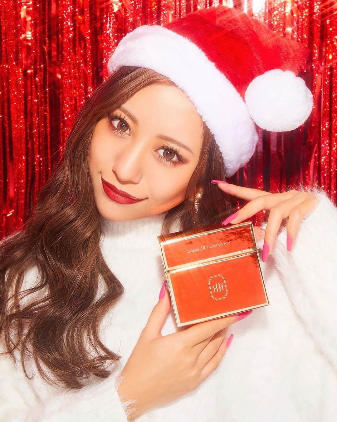 華のインスタグラム：「限定500個のH×H Xmasコフレ💄 GET出来たよと💌が沢山で本当に嬉しいです♡ . ありがとうございます✨ 届くのを楽しみに待っていて下さいね🥰 是非、感想待ってます...🎁❤️ . @hxh__official」