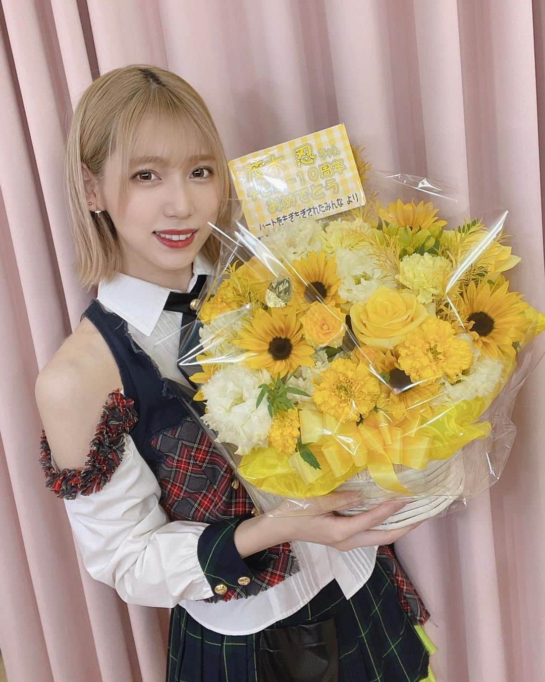 茂木忍さんのインスタグラム写真 - (茂木忍Instagram)「デビュー10周年のお花をいただきました🌻 ありがとうございます🥰 .  これからもファンの皆さん、周りの人たちへの感謝を忘れずがんばります！」12月18日 12時59分 - _mogi_shinobu_