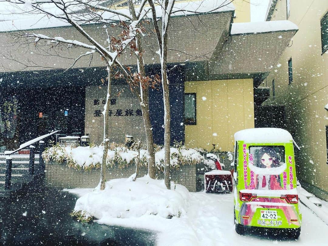 温泉むすめのインスタグラム：「雪が降ったりやんだりの小野川温泉です❄️  小野川小町のラッピングEVカーも出番を今か今かと待ってます。  #温泉むすめ #温むす #小野川温泉」
