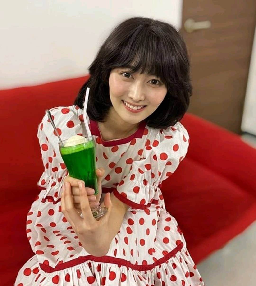 女子アナ好きみっきーさんのインスタグラム写真 - (女子アナ好きみっきーInstagram)「テレ朝 森山みなみちゃん❤️ 昭和アイドルもりみな😍 #昭和アイドル風 #聖子ちゃんカット #メロンソーダフロート #ラジカセ #Wカセット  #森山みなみ #もりみな #テレ朝 #新人 #アナウンサー #かわいい #美女 #熊本美女 #MinamiMoriyama  #tvasahi #announcer」12月18日 13時58分 - mikiya_m39