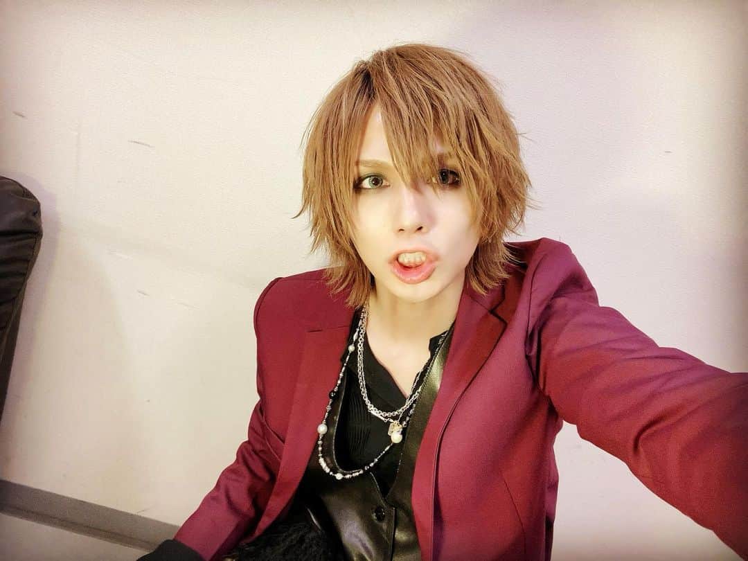 のインスタグラム：「2年ぶりのMerry Bell。 今年はステージセットも華やかに、衣装も揃いのスーツでドレスコード。 メンバー手作りの電飾もいかがでしたか？ 少しはクリスマスを感じて頂けたでしょうか？ どうもありがとうね。」