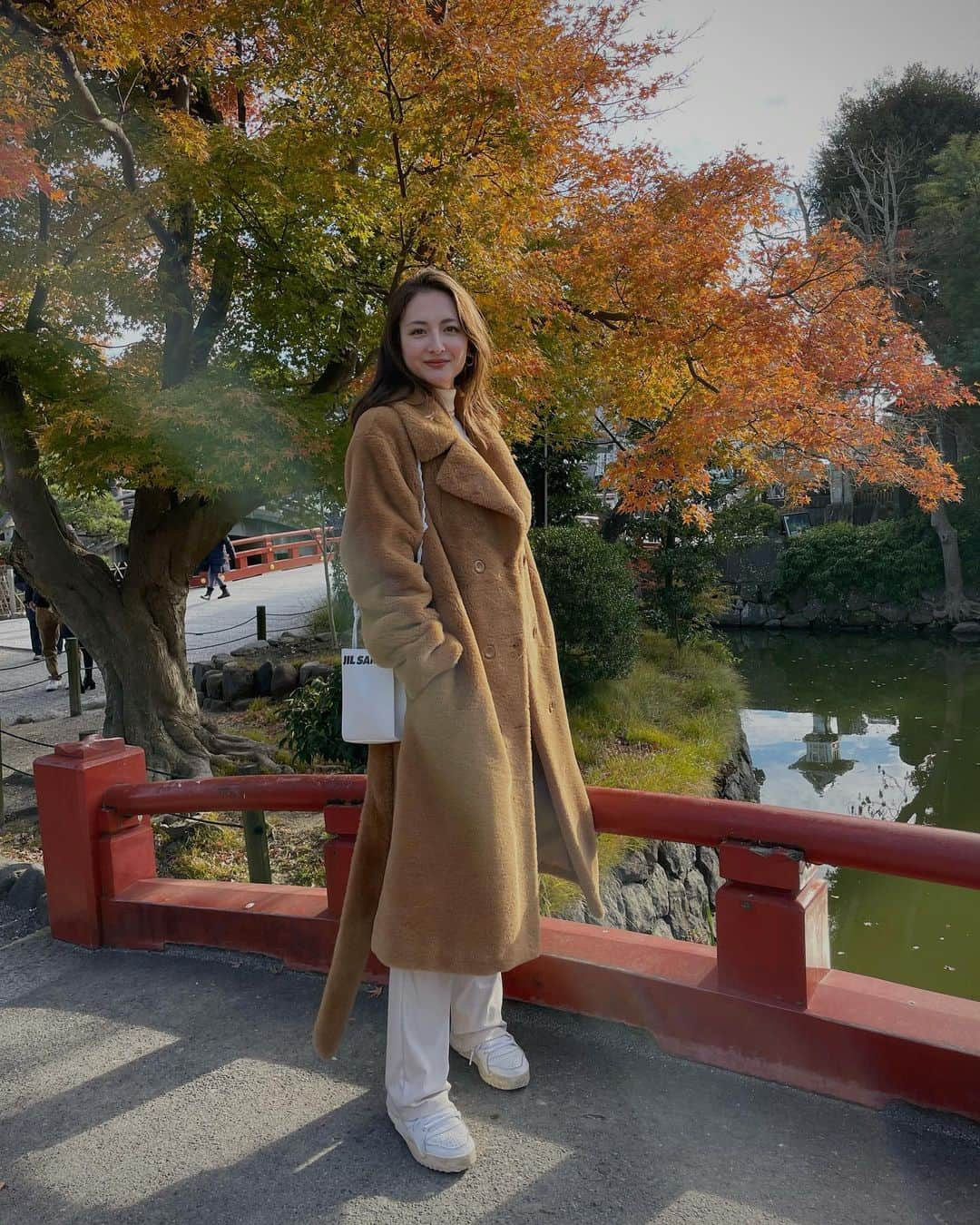 エリーローズさんのインスタグラム写真 - (エリーローズInstagram)「Appreciating the last Autumn foliage in Kamakura🍁🍂 水のように澄み切った秋空の下、ゆっくり鎌倉巡り。紅く色づいた楓が明月院の庭園を彩っていて素晴らしかった。紅葉は初秋も良いが、何と言っても晩秋にかぎる。また来年も来たいな☺️」12月18日 15時18分 - ellirose