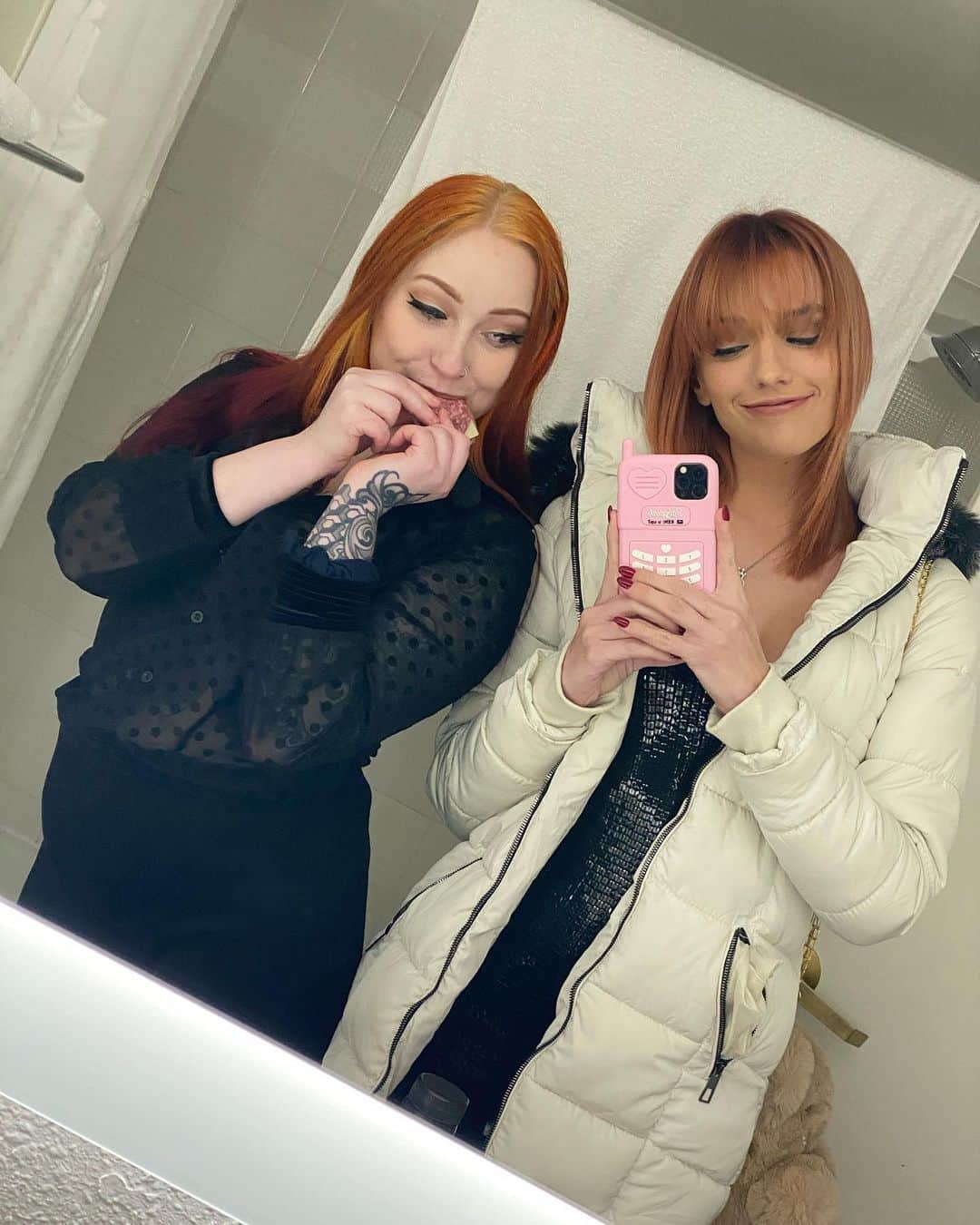 ケナ・ジェームスのインスタグラム：「Me and bestie in Flint, MI @dropoutbarbiex」