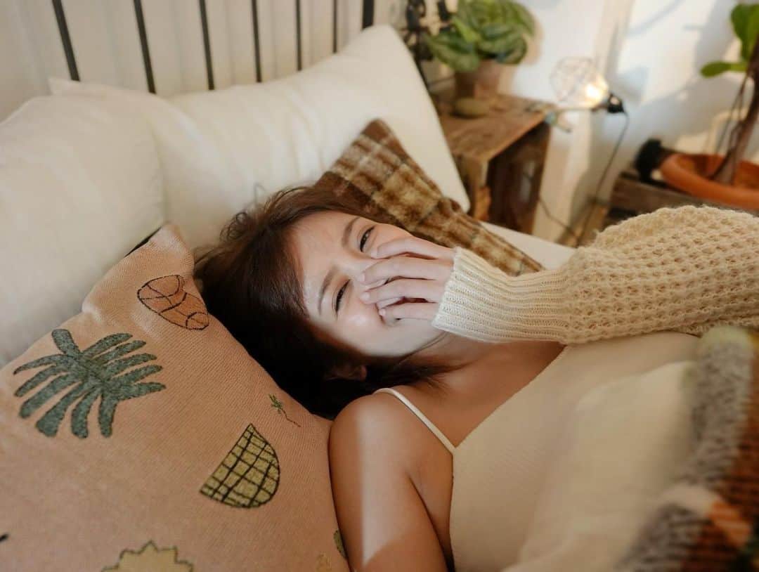 吉崎綾さんのインスタグラム写真 - (吉崎綾Instagram)「もう朝〜？みたいなオフショ📷笑 #彼女感 #寝起き#ウルフカット」12月18日 15時42分 - yoshizaki_aya
