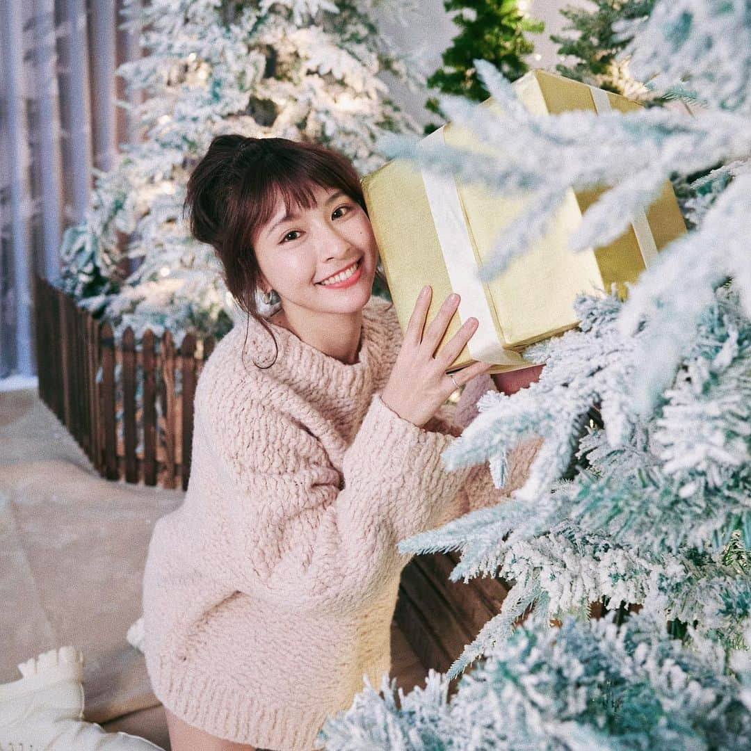 峮峮さんのインスタグラム写真 - (峮峮Instagram)「聖誕禮物準備好了沒‪.•🎁  🎄⛄️🎅🤶💚❄️🛷✨🍾🥂💕💕」12月18日 15時44分 - qun_04