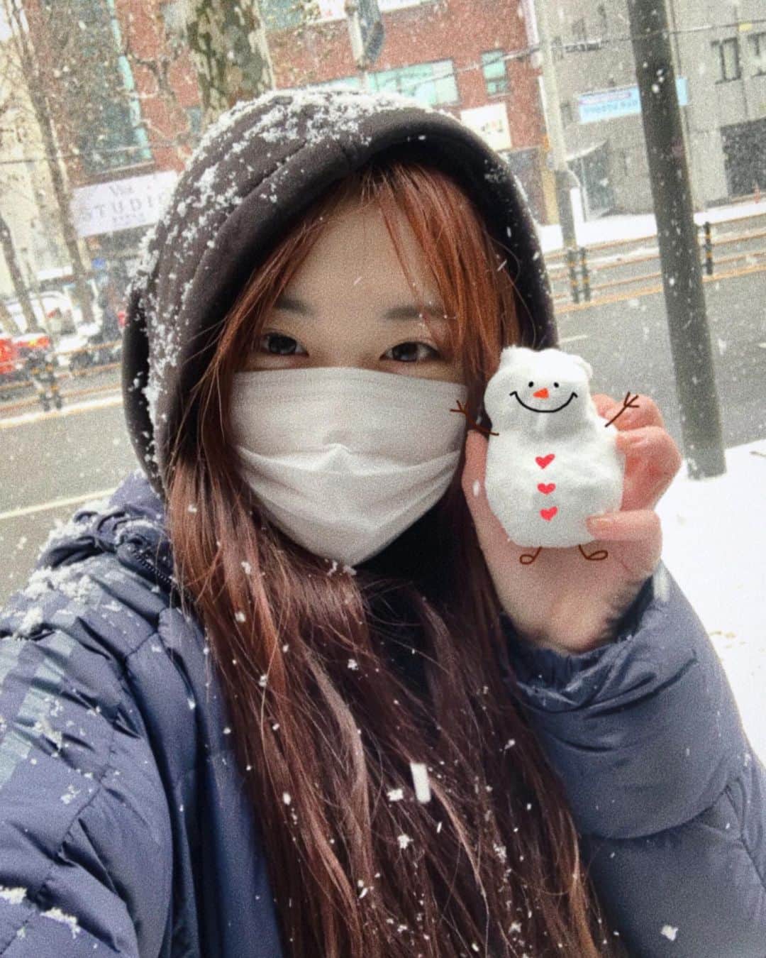岸田莉里花のインスタグラム：「2021.12.18 初雪〜〜〜☃️❄️❄️❄️ ゆきだるまも作れたし大満足〜😽❤️ 4枚目ジャーンプ☃️  첫눈~~~~❄️☃️❄️☃️ 와~~~😆😆😆ㅋㅋㅋ 눈사람 도 만들었어용 😽☃️」